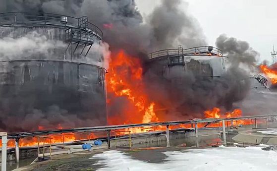Пожар в руска петролна база, спряха полетите на летището в Сочи