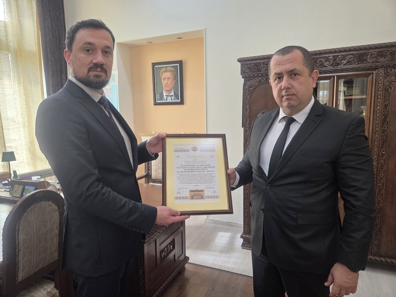 Областният управител връчи благодарствена грамота на директора на ОДМВР-Бургас