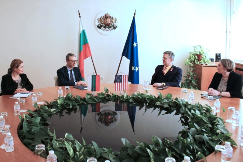 Удължаването на дерогацията за „Лукойл“ е обсъдил министър Трайков с посланика на САЩ