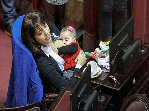 Депутатка кърми бебето си по време на заседание 