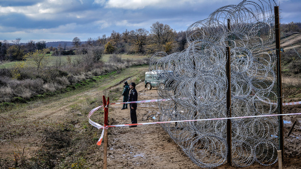 Граничари пазят на браздата с 40 джипа от Великобритания