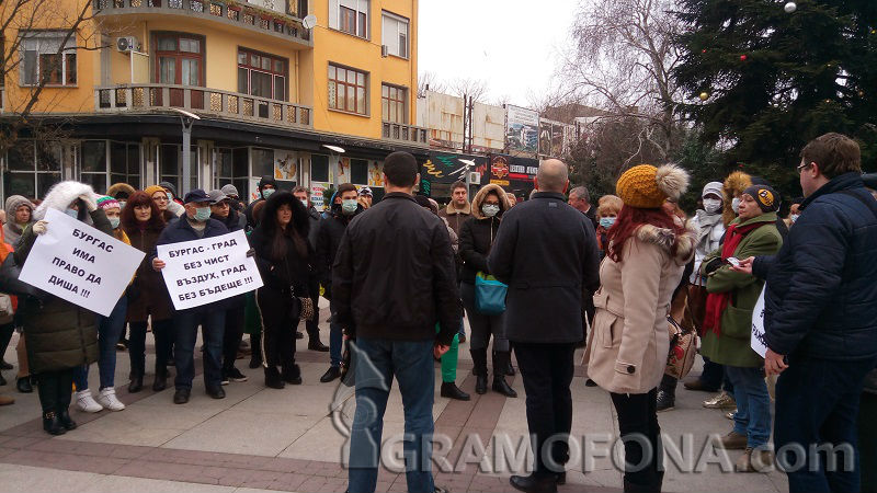 Дежавю: Зелените телефони в Бургас прегряха заради лоша миризма