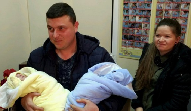 Изписаха близнаците, които се родиха първи в Бургас