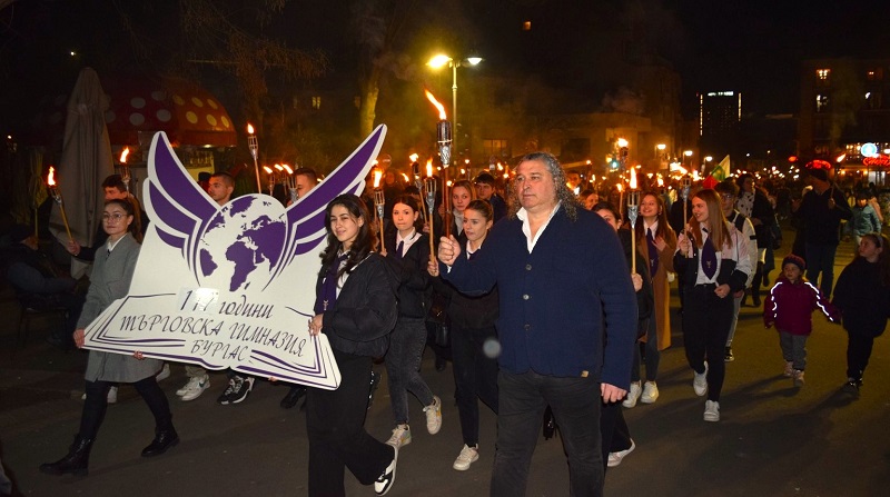 Стотици бургаски ученици ще почетат с факелно шествие паметта на Апостола тази вечер 