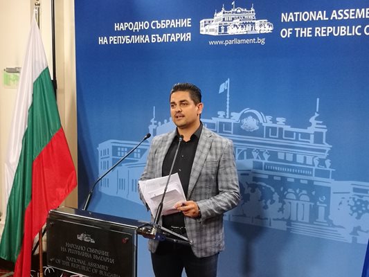 Радостин Василев се оплака от Лена - заплашила го с SMS, че ще изчезне
