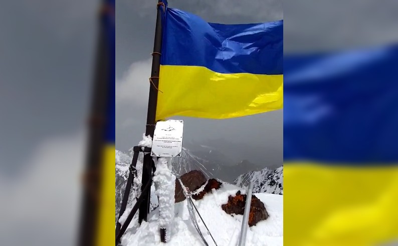 Забиха украинското знаме на връх Путин в Киргизстан