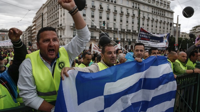 Гърция пак стачкува