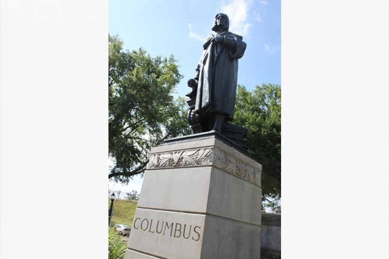 Протестиращи събориха паметник на Христофор Колумб и го хвърлиха в езеро