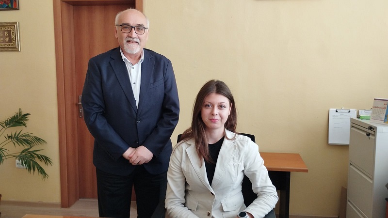 Чаровната Никол Костова смени за ден директора на СУ „Димчо Дебелянов“