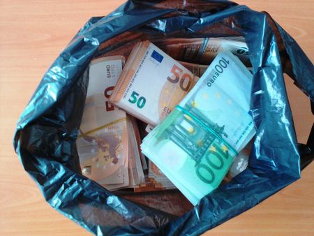 Митничарите на Малко Търново откриха над 40 000 евро, скрити в торби със зеленчуци