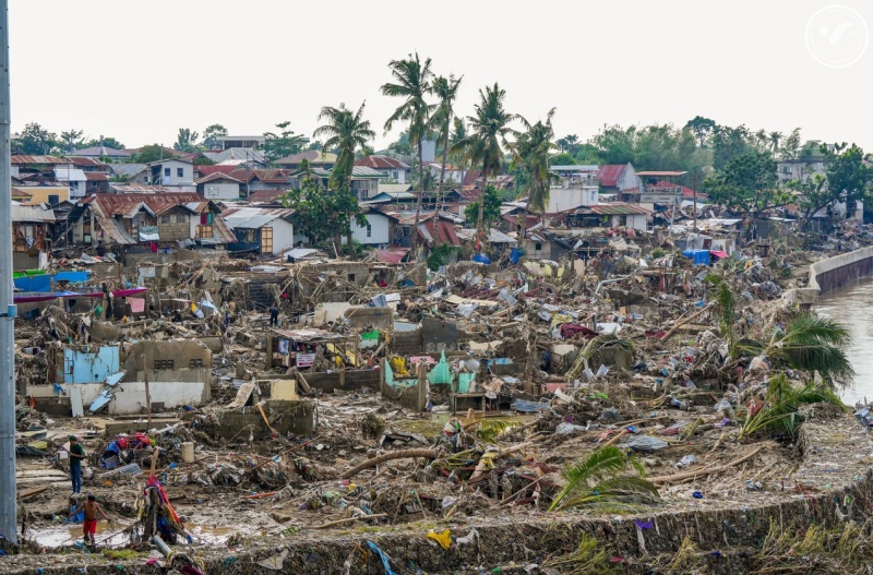 Близо 1 млн. души са евакуирани заради супертайфун във Филипините