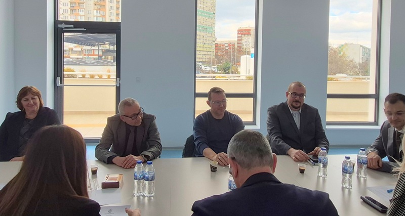 Четирима от петимата кандидати за управител на Детската болница в Бургас продължават надпреварата