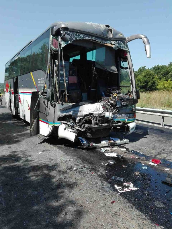 Пътят Бургас – Созопол до Атия е затворен заради катастрофата с автобуси