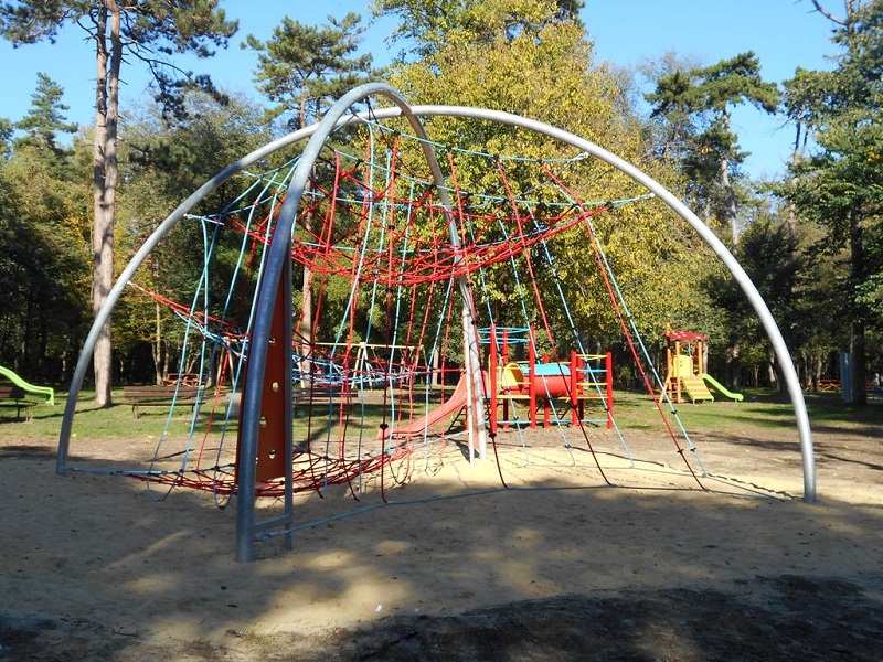 Нова площадка за игра очаква децата в парк Минерални бани