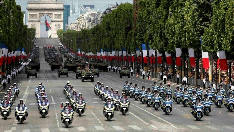 Франция празнува с военен парад в Париж