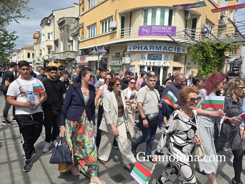 Вече цял час учeници и учители маршируват по централните улици на Бургас