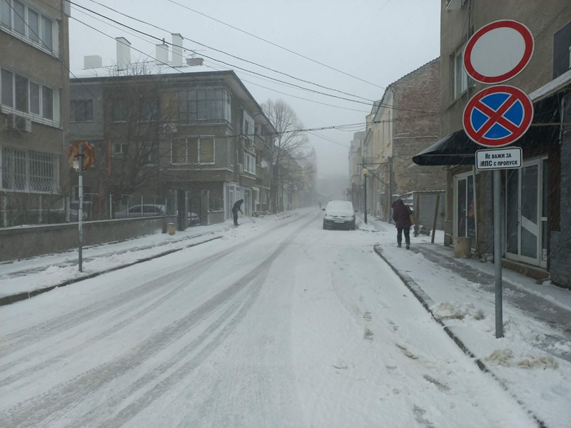 Шест села и два квартала в Айтоско без ток заради снеговалежа и силния вятър