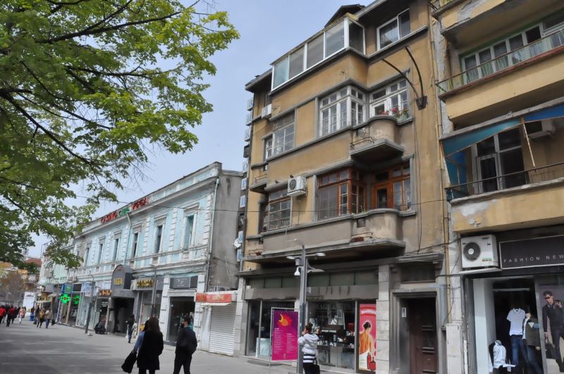 Фасади в центъра на Бургас скараха местни политици