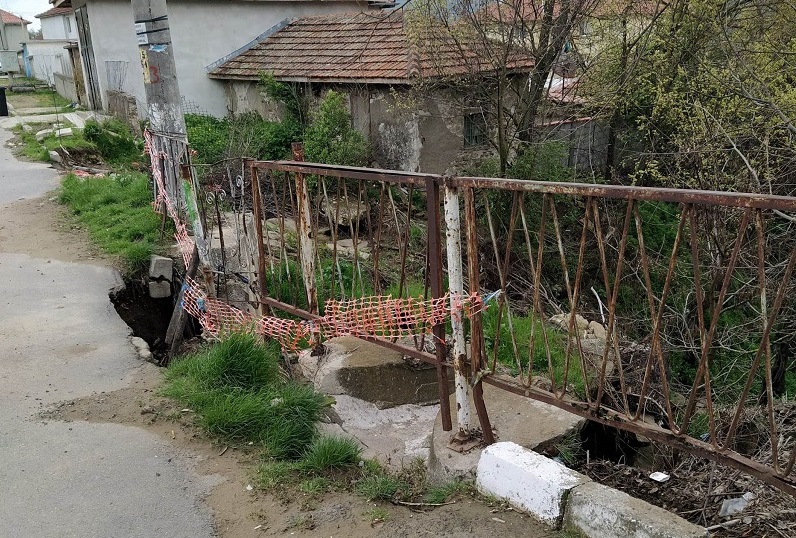 Вижте опасния мост в село Манолич, три години хората чакат да се ремонтира