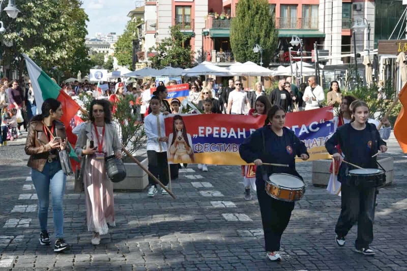 Пъстър арменски фестивал оцвети Бургас (СНИМКИ)