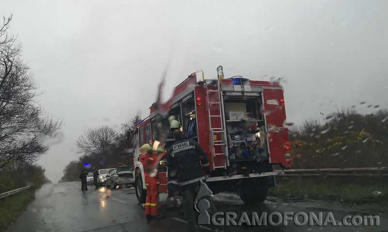 Кола пламна в дъжда по пътя за Ахтопол