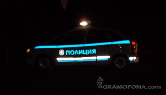 Бургазлийка прати полицаи да издирват въоръжен мъж