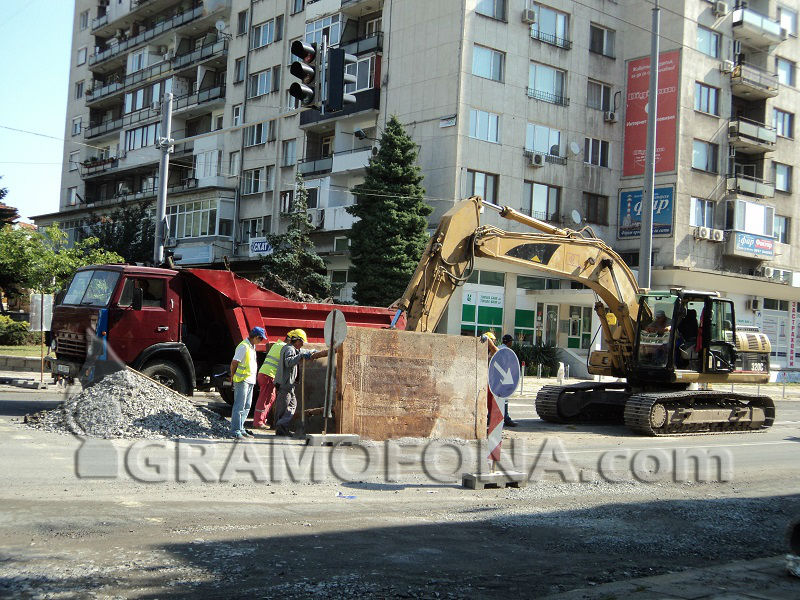 ВиК ремонт превърна кръстовище в ад