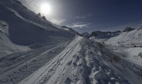 Лавина помете скиори в Алпите