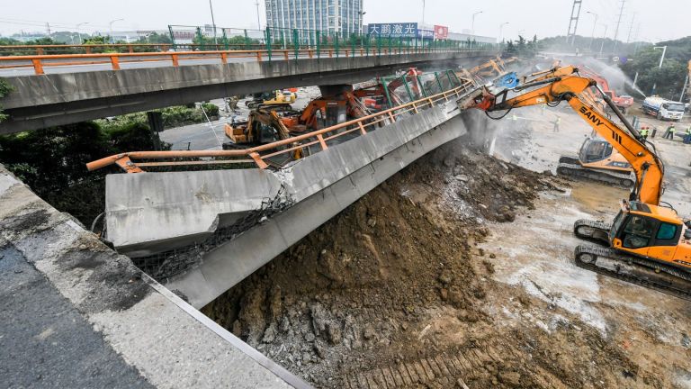 Мост се срути и уби трима души в Китай