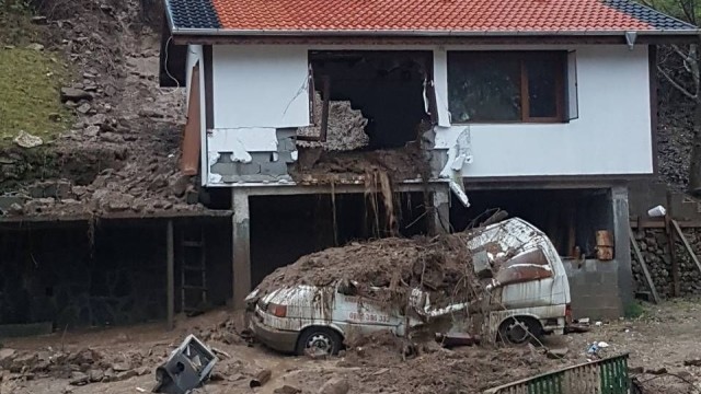 Ловна хижа се срути в Златоградско, човек е загинал