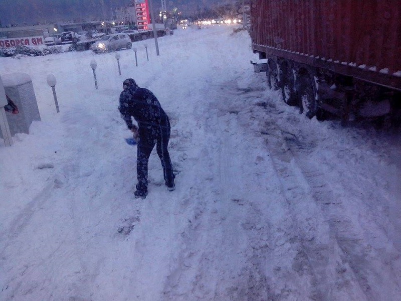 Не пътувайте през уикенда, очакват се снеговалежи и поледици