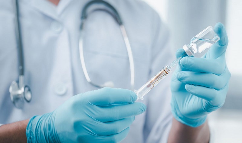 Великобритания първа одобри адаптирана ваксина срещу различни варианти на COVID-19