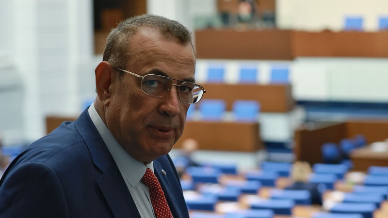 Чакъров се отказа от делото за изключване на Пеевски от ДПС