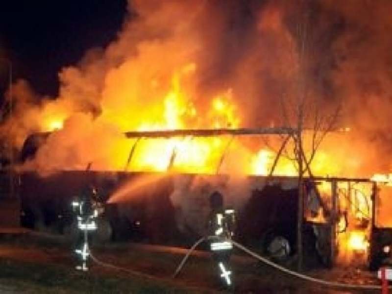 Автобус избухна в пламъци, най-малко 30 са загиналите