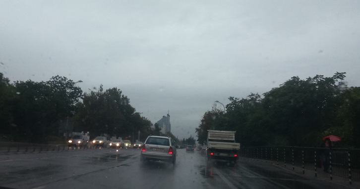 Пътищата в региона мокри, дъждовното време ще продължи до вторник
