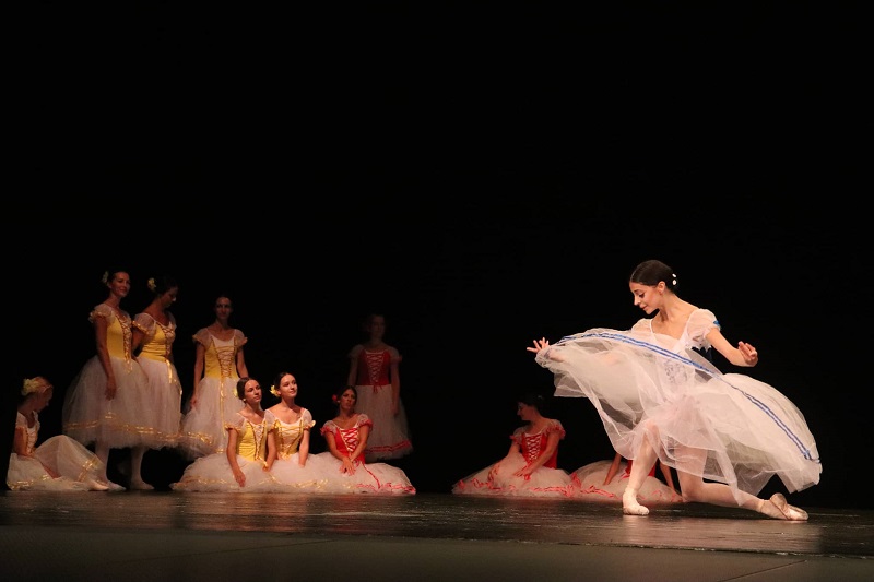 Португалска балерина и нейните ученици показват „Жизел“ на бургаска сцена