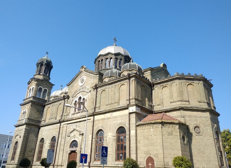 Реставрират фасадата на знаковия бургаски катедрален храм „Св. св. Кирил и Методий“ 