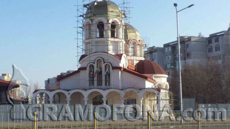 Свещеник напомня за храм във Фейсбук