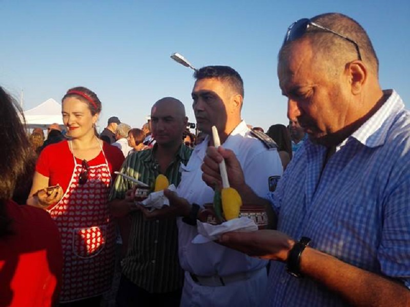 Бургаски депутат и синоптик №1 на България дегустират рибени чорби в Царево