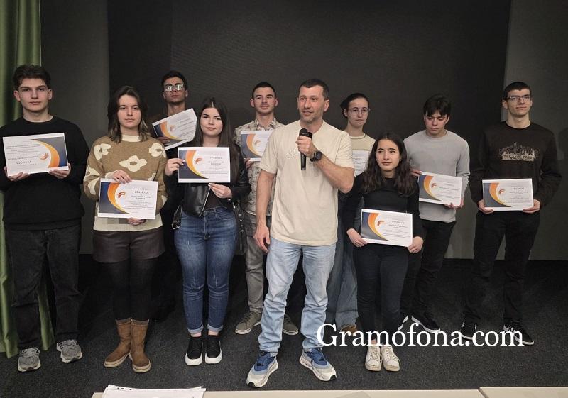 За втора поредна година фондация „Пътеки към бъдещето“ раздаде едногодишни стипендии на бурски ученици 