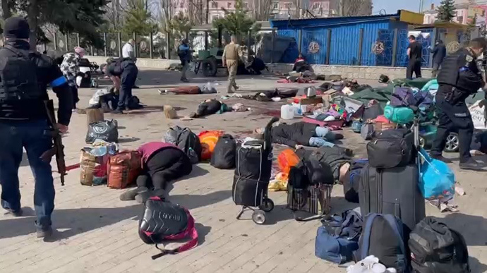 30 загинали и стотици ранени след ракетен удар на гарата в Крематорск