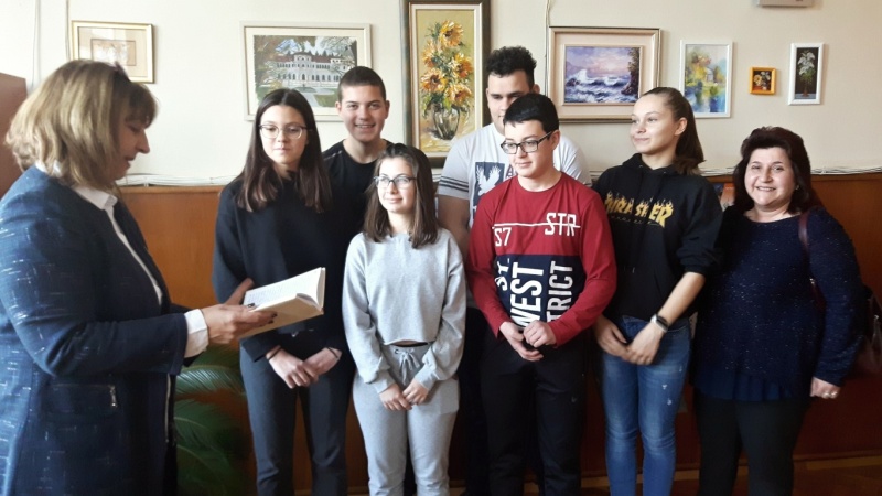 Ученици от строителната гимназия в Бургас създадоха последния препис на „История славянобългарска“