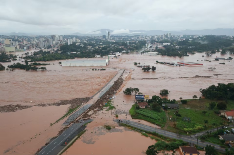 Невиждани от 80 г. наводнения заляха Бразилия, има десетки жертви