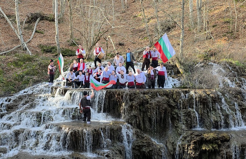 Леденото хоро в сърцето на Странджа се изви до забележителния водопад Докузак