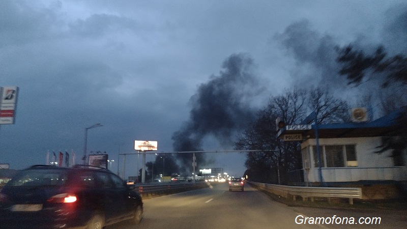 Пожар на метри от бензиностанция, горяха автомобилни гуми