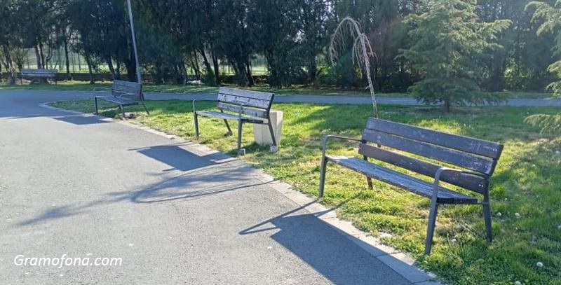 Връщат пейките по парковете в Бургас, но без да се сяда на тях