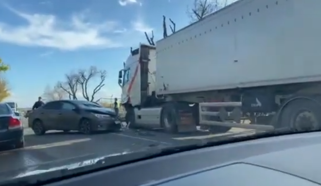 Огромно задръстване по пътя Ветрен – Бургас заради катастрофа между тир и кола 