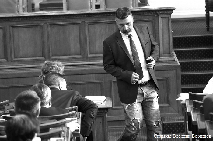 Забраниха на Филип Станев да идва в парламента със скъсани дънки