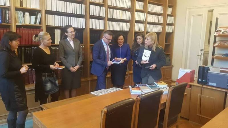 Депутати обогатиха библиотеката на парламента с издания на бургаски автори