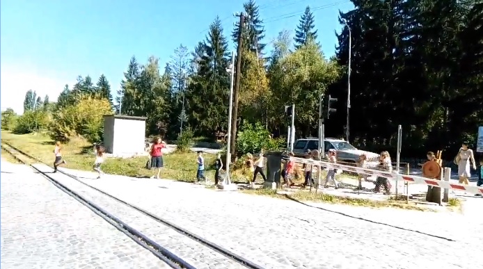 Безумно: Учителка накара деца да минат през ЖП прелез при спуснати бариери